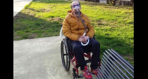 Luca Alfano ci ha detto: «Ho solo una fotografia scattata all'aperto, sotto casa, da quando è arrivato il virus, ma forse è quella che quest'anno mi rappresenta di più. Solo, ma sempre a testa alta»