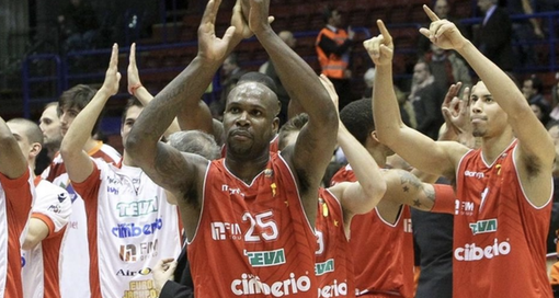 Ebi Ere, in primo piano, capitano della Openjobmetis 2012/2013