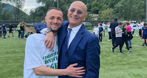 Beppe Sannino, classe 1957, abbracciato a Donato Disabato dopo la promozione con il Paradiso Beppe Sannino, classe 1957, abbracciato a Donato Disabato dopo la promozione con il Paradiso