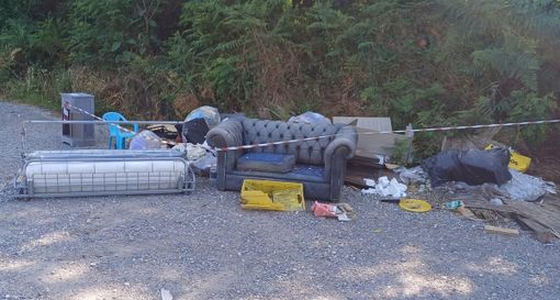 Rifiuti abbandonati, spunta pure un divano. Tallarida: «Adesso basta, servono più fototrappole»