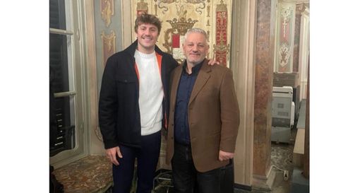 Nicolò Martinenghi con Raffaele Simone, sindaco di Azzate Nicolò Martinenghi con Raffaele Simone, sindaco di Azzate