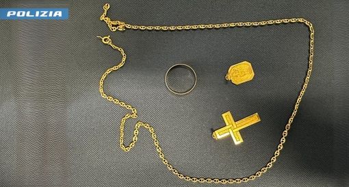 Luino, donna delle pulizie deruba un anziano dei gioielli in oro e anche della fede nuziale