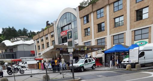 La polizia locale questa mattina al mercato di piazza Repubblica La polizia locale questa mattina al mercato di piazza Repubblica