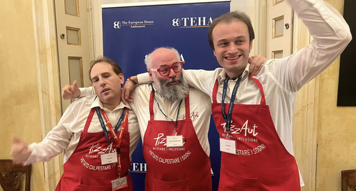 Nico Acampora, fondatore di PizzaAut, insieme a Lorenzo ed Edo, due lavoratori del marchio Nico Acampora, fondatore di PizzaAut, insieme a Lorenzo ed Edo, due lavoratori del marchio