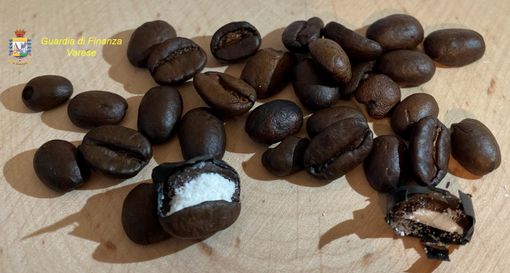 La cocaina era nascosta nei chicchi di caffè. Il trucco scoperto dalla Guardia di Finanza di Malpensa