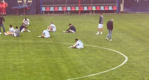 I giocatori del Magenta piegati solo dal gol del 3-3 del Crema al 94' a Ospitaletto che nega i playout alla squadra di Lorenzi I giocatori del Magenta piegati solo dal gol del 3-3 del Crema al 94' a Ospitaletto che nega i playout alla squadra di Lorenzi