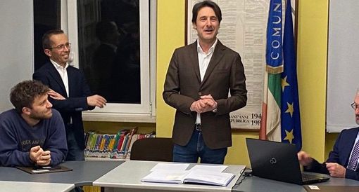 Il saluto di Giuseppe Licata al consiglio comunale di questa sera a Lozza. Accanto a lui Maurizio Runchina, in piedi, neo primo cittadino, e Fabrizio Maroni, figlio dell'indimenticabile Bobo Il saluto di Giuseppe Licata al consiglio comunale di questa sera a Lozza. Accanto a lui Maurizio Runchina, in piedi, neo primo cittadino, e Fabrizio Maroni, figlio dell'indimenticabile Bobo