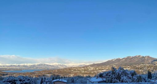 Il lago di Varese e il paesaggio imbiancato visto dalla balconata di via Autostrada (foto di Paolo Musajo Somma da La Varese Nascosta)