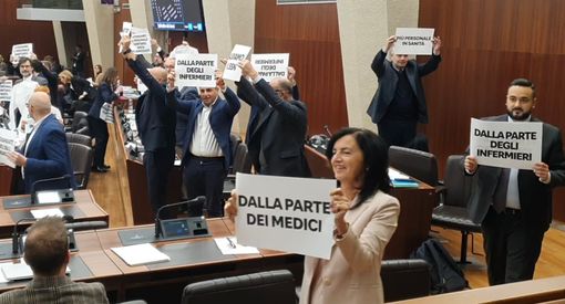 Sciopero dei medici, proteste in Consiglio regionale. Astuti e Majorino: «Al fianco dei sanitari»