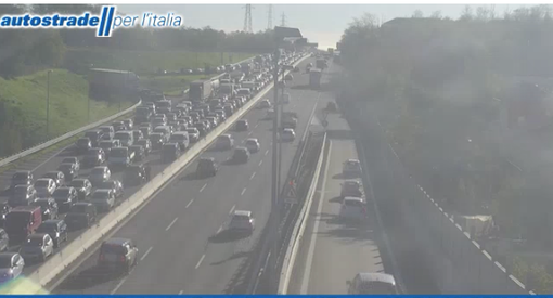 Le code provocate dall'incidente in A8 questa mattina tra Castellanza e Busto (foto webcam Autostrade per l'Italia)