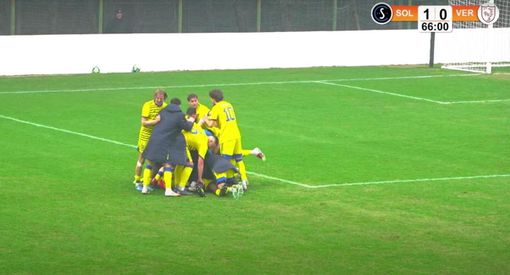 Tutti su Bubacare Silla dopo il gol decisivo, il secondo stagionale (foto tratta dalla diretta di Paolozerbi.com)