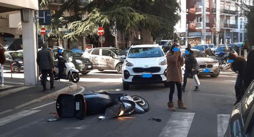Lo scooter a terra tra via Cavour e via Luini a Varese dopo lo scontro con l'auto Lo scooter a terra tra via Cavour e via Luini a Varese dopo lo scontro con l'auto