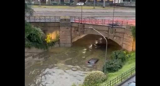 Un'auto, di cui si intravede il tetto, trasportata dalla furia dell'acqua nel Saronnese (foto tratta da IlSaronno.it) Un'auto, di cui si intravede il tetto, trasportata dalla furia dell'acqua nel Saronnese (foto tratta da IlSaronno.it)