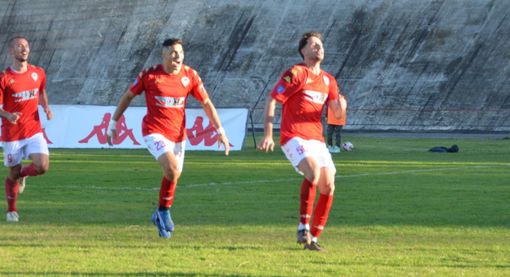 Bonaccorsi-gol (a destra) contro la Novaromentin (foto Ezio Macchi)