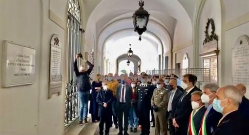 VIDEO E FOTO. Varese omaggia Falcone con parole delicate e un lungo silenzio. «Immortale esempio di speranza»