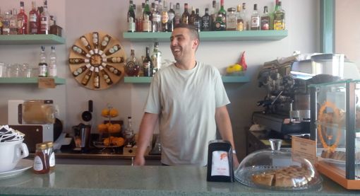 Lorenzo Calderone dietro al bancone de La Chicchera
