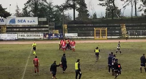 VIDEO. L'urlo finale del gruppo, i giri di campo di Rosati, i 6 under iniziali su 11: il Varese lancia la fuga salvezza nello stadio di Coppi
