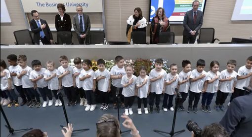 I bimbi cantano l'inno di Mameli