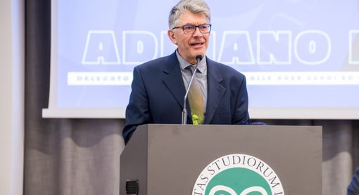 Il professor Adriano Martinoli, delegato della rettrice alla sostenibilità, alle aree verdi e all’efficientamento energetico