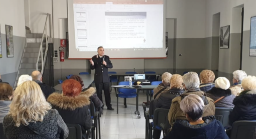 Vergiate, i carabinieri incontrano la cittadinanza per combattere le truffe Vergiate, i carabinieri incontrano la cittadinanza per combattere le truffe