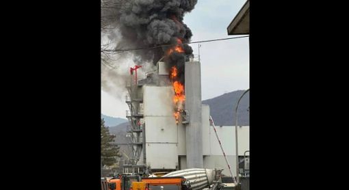 L'incendio che si è sviluppato all'interno della ditta Civelli di Gavirate