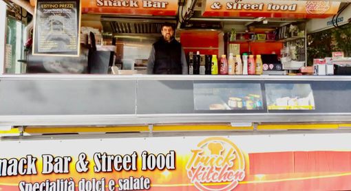 Giovanni Zappalà, 45 anni, insieme alla sua famiglia lo trovate a bordo di "Truck Kitchen", sul curvone di via Monte Generoso vicino all'ingresso dell'Insubria. Da poco delizia il palato anche degli spettatori del Franco Ossola durante le partite del Varese