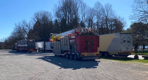 I primi camion dei giostrai hanno raggiunto piazzale Roma alla Schiranna