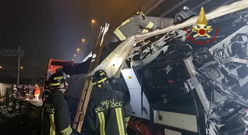 I vigili del fuoco a Mestre sul luogo dell'incidente costato la vita a 21 persone