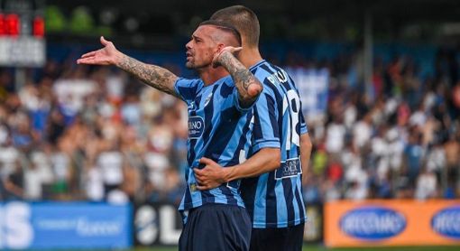 Foto tratta dal profilo ufficiale del Calcio Lecco 1912: Franco Lepore, 38 anni il 16 agosto, torna in serie B con tre gol in due gare di finale. Applausi
