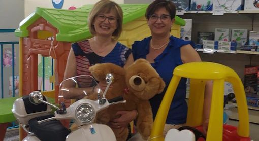 Antonella e Paola le proprietarie del negozio Slea Giocattoli di Laveno Mombello (foto tratta dalla pagina Facebook del negozio) Antonella e Paola le proprietarie del negozio Slea Giocattoli di Laveno Mombello (foto tratta dalla pagina Facebook del negozio)