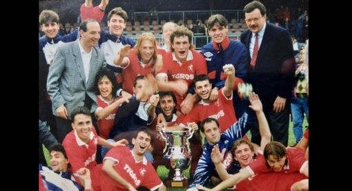 Mario Zeni, primo in piedi da destra, insieme al Varese allenato da Belluzzo vincitore della Coppa Italia dilettanti a Tolentino nel '94 e promosso in C2, dove avrebbe vinto anche la Coppa Italia di categoria superiore. Sotto è con Beppe Marotta e in panchina al Franco Ossola accanto ad Alfredo Magni