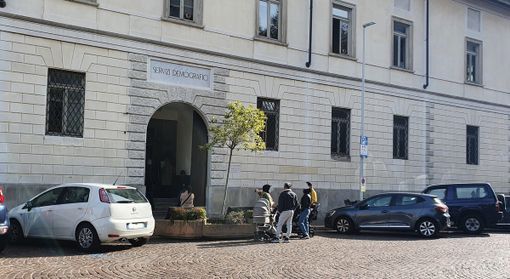 Niente sabato, avanti gli open day: così Busto ha cancellato le code in Anagrafe (e ha attirato più residenti)
