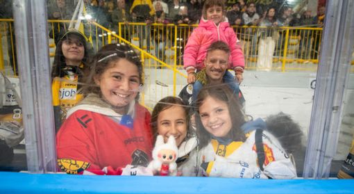 Felicità è vedere i Mastini all'Acinque Ice Arena con le persone a cui si vuole bene (Fotografia Galbiati)