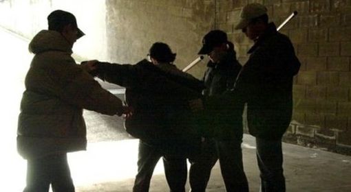 Botte al professore e ai compagni: due baby bulli portati in comunità Botte al professore e ai compagni: due baby bulli portati in comunità