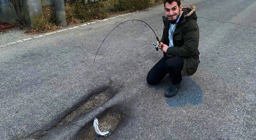 Buche in strada, si pescano le spigole. La sarcastica protesta dei giovani della Lega Buche in strada, si pescano le spigole. La sarcastica protesta dei giovani della Lega