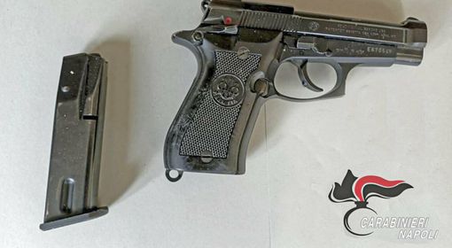 La Beretta 84 modello 84F risultata rubata la vigilia di Natale in provincia di Varese nella foto diffusa dai carabinieri di Napoli La Beretta 84 modello 84F risultata rubata la vigilia di Natale in provincia di Varese nella foto diffusa dai carabinieri di Napoli