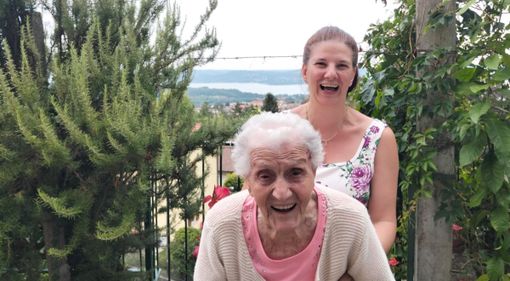 Nonna Ernesta Bianchi con la nipote Sabrina per questi splendidi 104 anni Nonna Ernesta Bianchi con la nipote Sabrina per questi splendidi 104 anni