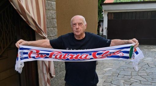 Giannino Gallazzi. Sotto, la festa nel giorno della promozione