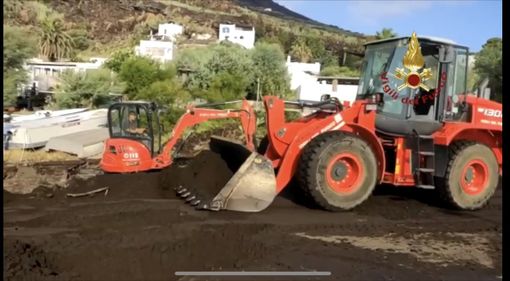 VIDEO. Ottanta interventi dei vigili del fuoco per liberare Stromboli dal fango
