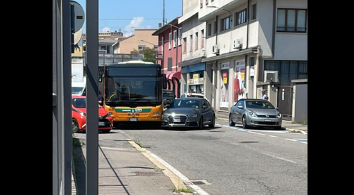 Scontro tra un pullman e un'auto in via Ledro a Varese Scontro tra un pullman e un'auto in via Ledro a Varese
