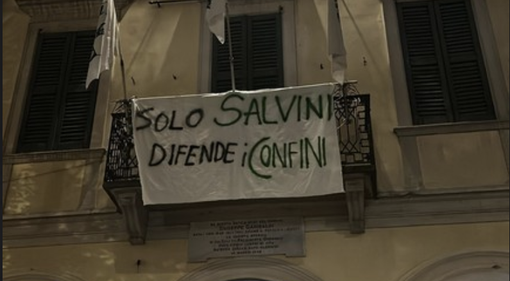 Striscione sulla sede della Lega: «Solo Salvini difende i confini» Striscione sulla sede della Lega: «Solo Salvini difende i confini»