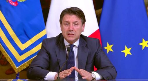 Conte: «Dal 4 maggio possibili visite ai parenti e cibo da asporto. Negozi aperti dal 18, bar e ristoranti l'1 giugno»