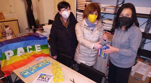 Nella biblioteca di Brinzio si stanno preparando segni gialli e blu da lasciare fuori dalle proprie abitazioni