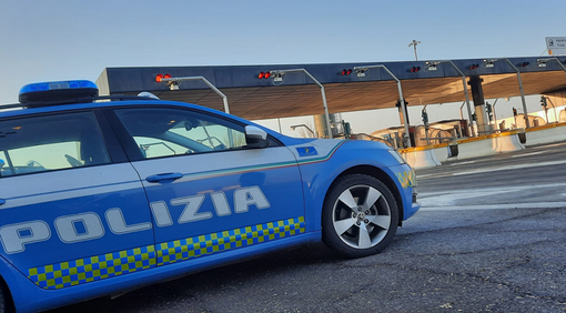 Fermati al casello con quattro etti di droga: arrestati dalla polizia stradale sull'Autolaghi dopo un inseguimento