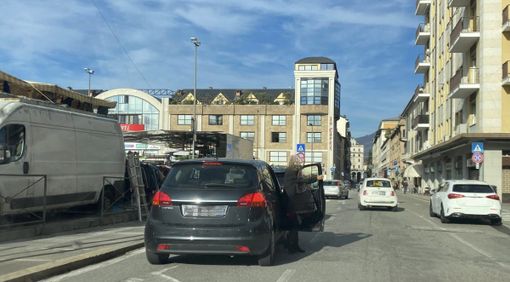 Nei giorni di mercato in piazza Repubblica è sempre più sosta selvaggia: «Quelle auto che occupano la corsia sono un pericolo» Nei giorni di mercato in piazza Repubblica è sempre più sosta selvaggia: «Quelle auto che occupano la corsia sono un pericolo»