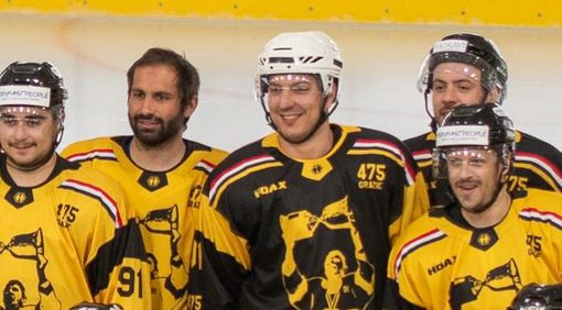 Alessandro Re, qui con il casco bianco alla partita d'addio di Raimondi, a 39 anni sarà di nuovo giallonero (foto Galbiati) Alessandro Re, qui con il casco bianco alla partita d'addio di Raimondi, a 39 anni sarà di nuovo giallonero (foto Galbiati)