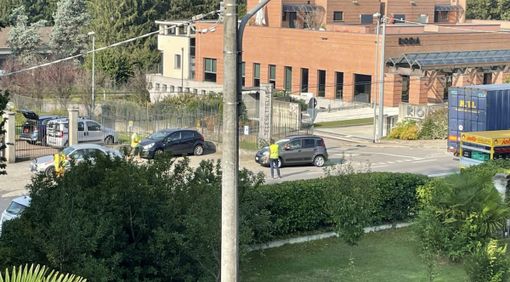 Camion perde carico di bottiglie tra Calcinate del Pesce e Gavirate: rallentamenti sulla Provinciale del lago