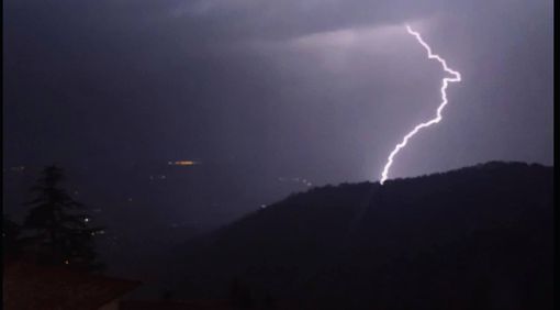 Nella foto di Giuseppe Marangon un fulmine illumina la notte della nostra provincia Nella foto di Giuseppe Marangon un fulmine illumina la notte della nostra provincia