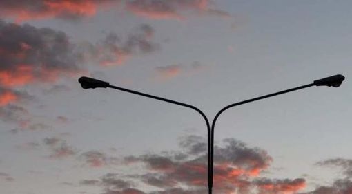 Viale Europa ancora al buio. E stavolta ci scappa anche l'incidente