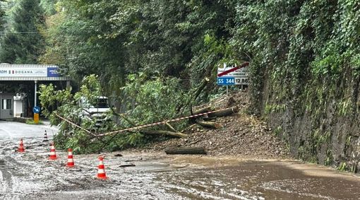La frana sulla statale 344 a Porto Ceresio a due passi dal valico di confine con la Svizzera (foto dalla pagina Facebook del Comune di Porto Ceresio)